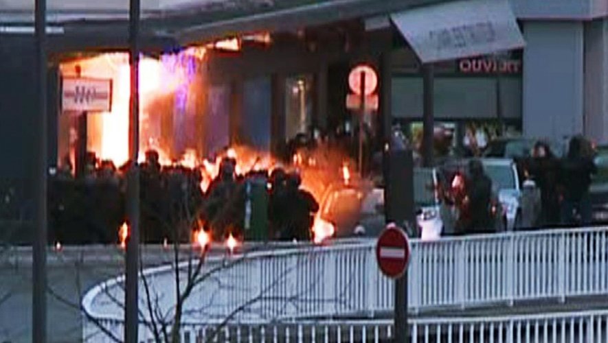 Capture d'écran d'une vidéo AFP de l'assaut contre l'Hyper Cacher le 9 janvier 2015 à Paris