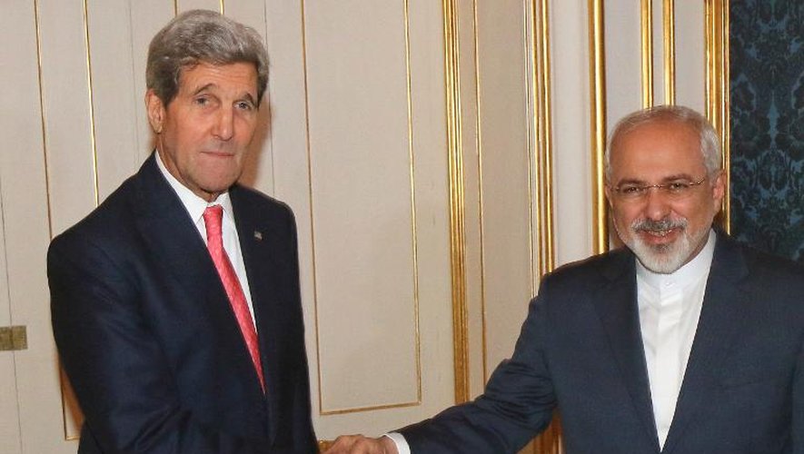 Le ministre iranien des Affaires étrangères, Mohammad Javad Zarif (d), et le secrétaire d'Etat américain John Kerry, le 23 novembre 2014 à Vienne