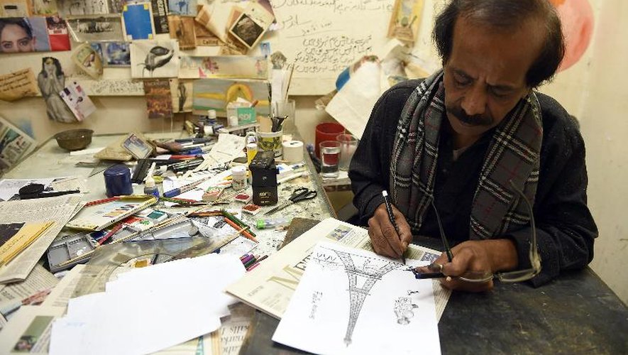 Le dessinateur Rafique Ahmad, alias "Feica", une des icônes du 9e art pakistanais, dans son bureau à Karachi, le 9 janvier 2015