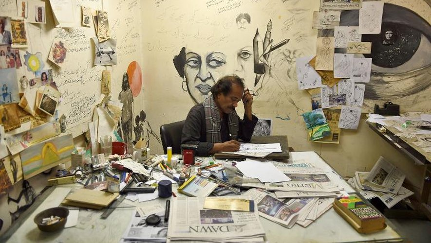 Le dessinateur Rafique Ahmad, alias "Feica", une des icônes du 9e art pakistanais, dans son bureau à Karachi, le 9 janvier 2015