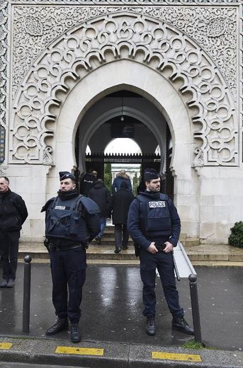 Des policiers montent la garde devant la mosquée de Paris le 9 janvier 2015