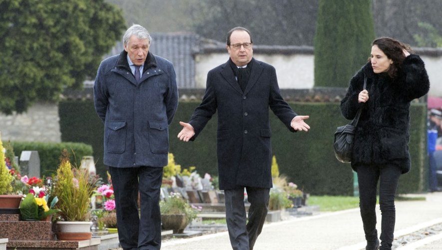 François Hollande (c) entre les enfants de François Mitterrand Gilbert Mitterrand et Mazarine Pingeot devant la tombe de l'ancien président à Jarnac, le 8 janvier 2016