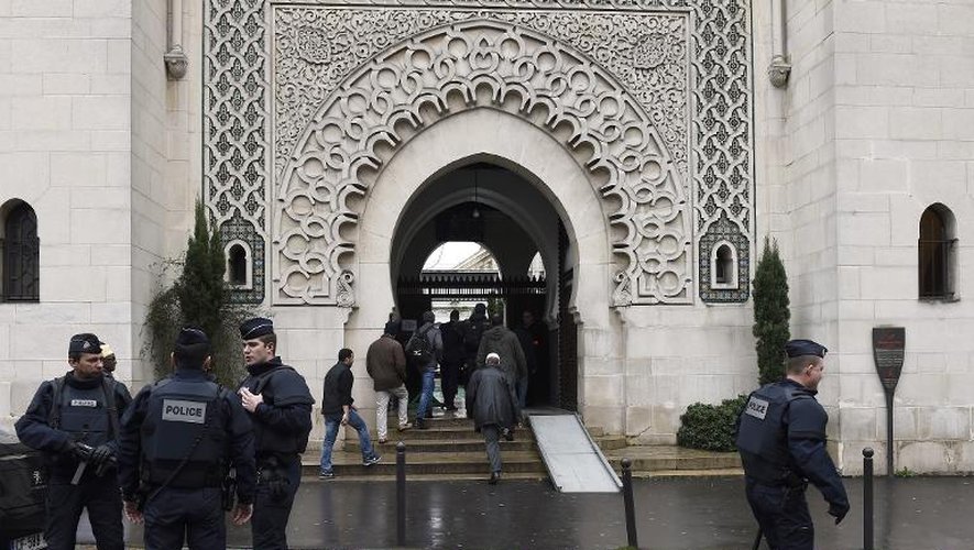 Des policiers devant la Grande Mosquée de Paris, le 9 janvier 2015