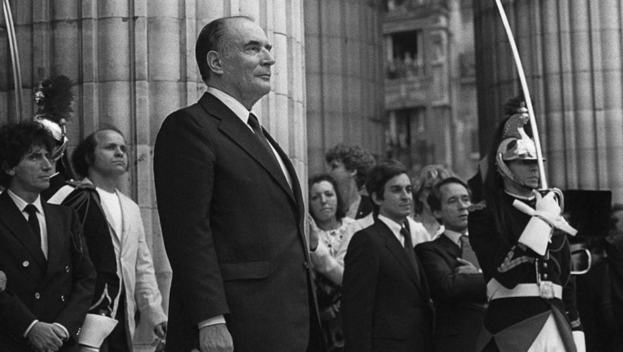 François Mitterrand, le nouveau président de la République, se tient, une rose à la main, sur les marches du Panthéon à Paris, lors de sa cérémonie d'investiture, le 21 mai 1981.