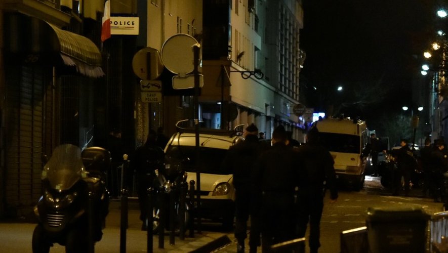 Des policiers devant le commissariat du 18ème arrondissement le 7 janvier 2016 à Paris