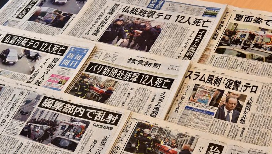 Les Unes des journaux japonnais du 8 janvier 2015 consacrées à l'attaque du journal Charlie Hebdo à Paris qui a fait 12 morts