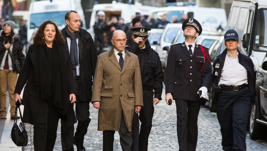 Bernard Cazeneuve à son arrivée rue de la Goutte d'Or où un homme a été abattu, le 7 janvier 2016 à Paris