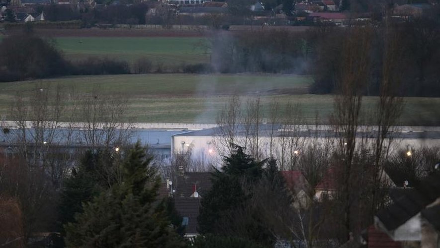 Des détonations et de la fumée sur le site de la prise d'otages de Dammartin, le 9 janvier 2015