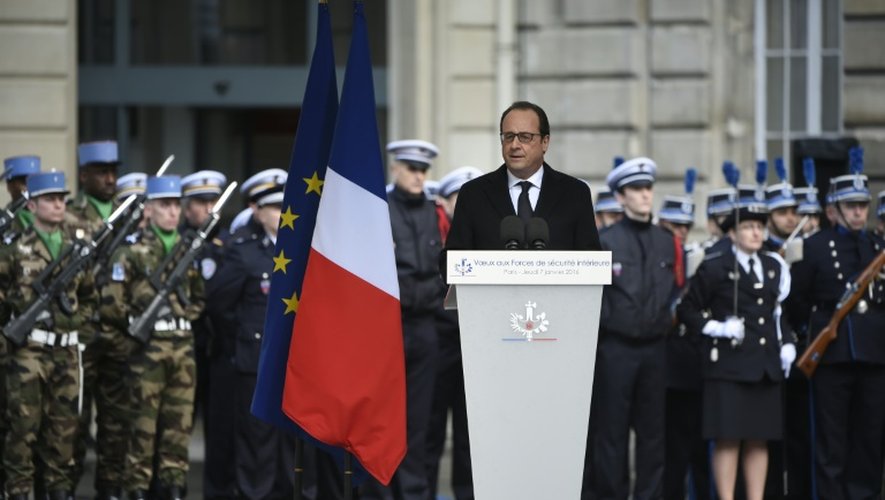 François Hollande rend hommage aux trois policiers tués dans les attaques contre  Charlie Hebdo, le 7 janvier 2016 dans la cour de la Préfecture de police à Paris