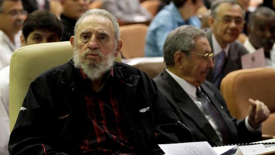 L'ancien président cubain Fidel Castro (g), assis au côté de son frère Raoul, le 24 février 2013 à Cuba