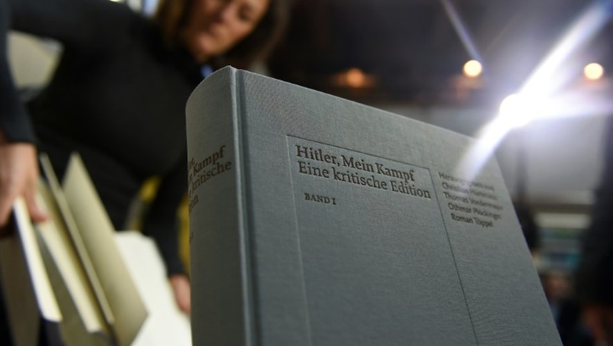 Une copie de la version annotée par Hitler de "Mein Kampf", présentée lors d'une conférence de presse à Munich, le 8 janvier 2016
