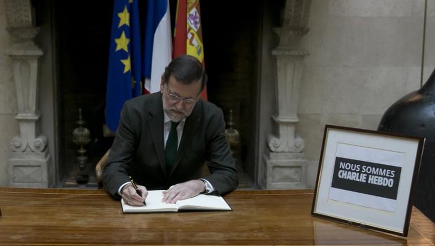 Le chef du gouvernement espagnol Mariano Rajoy signe le 9 janvier 2015 à l'ambassade de France à Madrid le livre des condoléances pour les victimes de l'attaque meurtrier commis contre le siège du journal satirique Charlie Hebdo à Paris