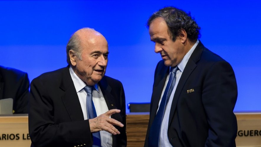 Michel Platini et Sepp Blatter s'entretiennent lors du 64e congrès de la Fifa le 11 juin 2014 à Sao Paulo, la veille de l'ouverture du Mondial de football