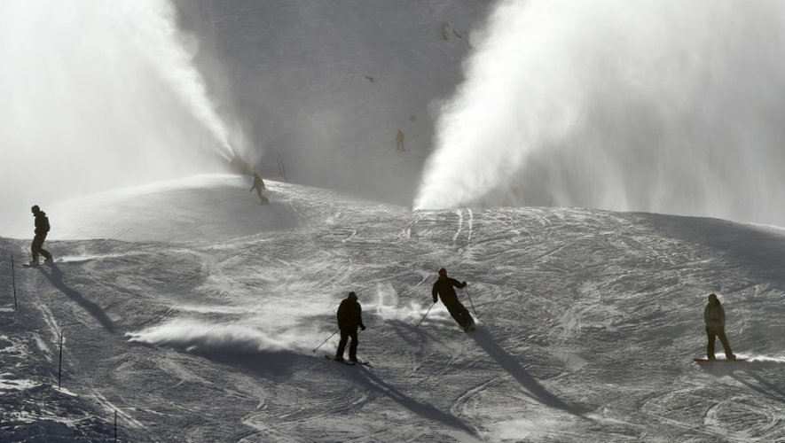 Des canons à neige en action dans la station de ski de Val-d'Isère, en Savoie, le 6 janvier 2016