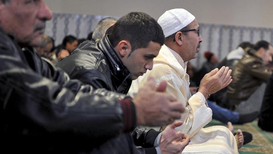 Des musulmans prient à la Mosquée de Chateauroux, le 9 janvier 2015
