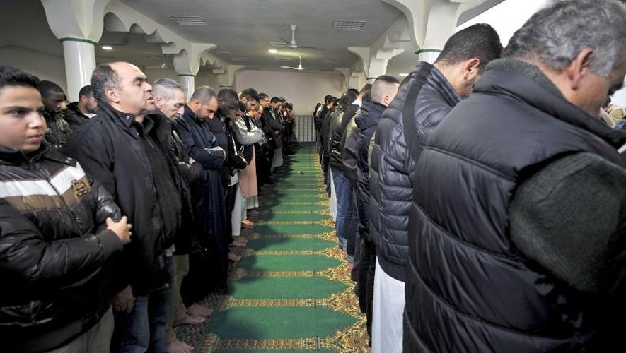 Des musulmans prient à la Mosquée de Chateauroux, le 9 janvier 2015