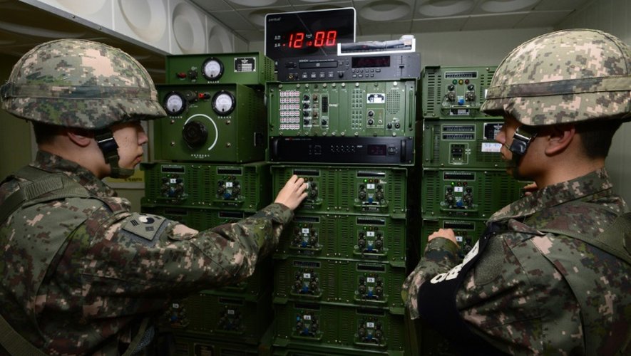 Des soldats sud-coréens ajustent les niveaux des hauts parleurs qui diffusent de la propagande à destination de la Corée du nord, à la frontière entre les deux Corée, le 8 janvier 2016
