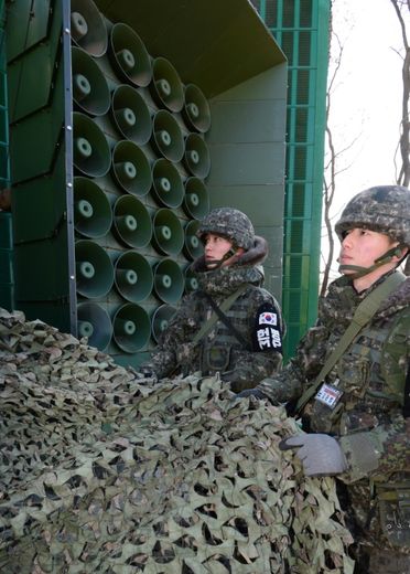 Des soldats sud-coréens retirent le camouflage qui cachaient les hauts-parleurs et reprennent la propagande à destination de la Corée du nord, le 8 janvier 2016 à Yeoncheon, zone frontalière entre les deux Corée