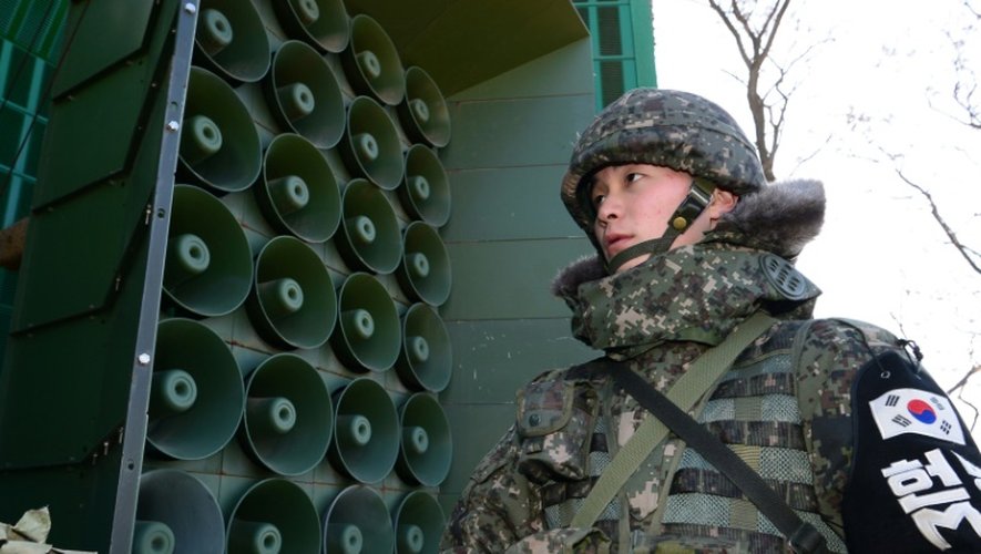 Un soldat sud-coréen devant les hauts-parleurs qui diffusent de la propagande à destination de la Corée du nord, le 8 janvier 2015 à Yeoncheon, zone frontalière entre les deux Corée