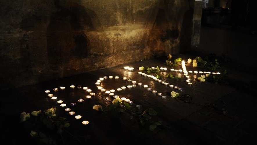 Le mot "Paix" formé de bougies est posé devant le Capitole à Toulouse le 9 janvier 2015, à la mémoire des victimes des attaques de ces trois derniers jours