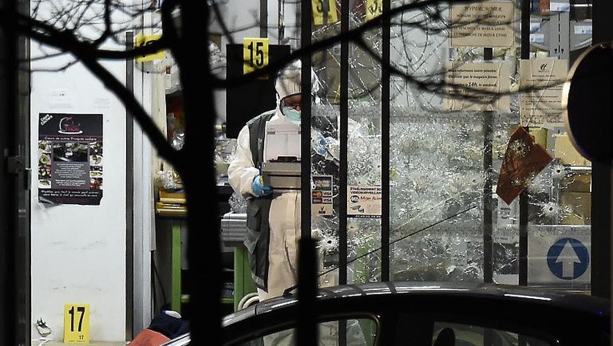 Des membres de la police scientifique à l'intérieur du magasin "Hyper Cacher" à Paris le 9 janvier 2015 après l'assaut