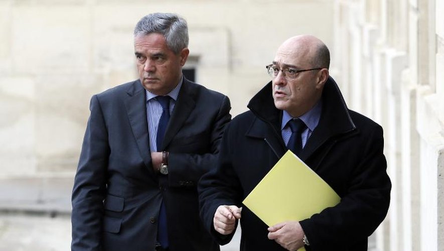 Le directeur général de la DGSI Patrick Calvar (G) et le directeur général de la police nationale, Jean-Marc Falcone arrivent à l'Elysée le 7 janvier 2015 à Paris