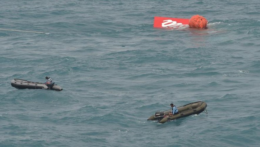Des débris de l'avion d'AirAsia flottent à la surface" de la mer, le 10 janvier 2015 en mer de Java en Indonésie