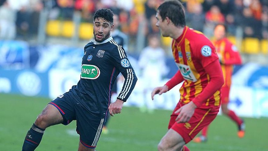 Le Lyonnais Nabil Fekir (g) face à Lens en Coupe de France, le 4 janvier 2015 à Calais