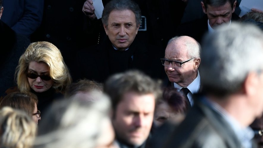 Michel Drucker (C) et Catherine Deneuve (g) lors des funérailles du chanteur Michel Delpech le 8 janvier 2016 à Paris