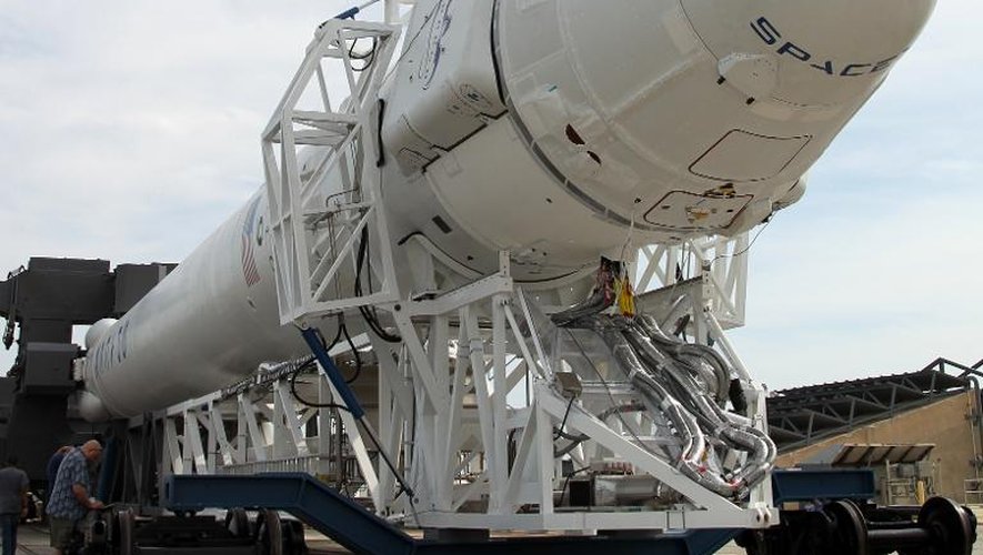 Photo transmise le 5 janvier 2015 par la Nasa et SpaceX montrant la capsule Dragon et la fusée Falcon 9 de SpaceX emmenés sur la rampe de lancement