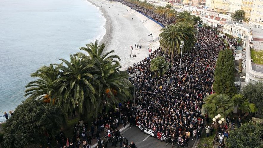 Des dizaines de milliers de personnes manifestent le 10 janvier 2015 à Nice en soutien aux victimes des attentats à Paris