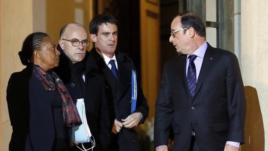 François Hollande et les ministres de la Justice Christiane Taubira (G) et de l'Intérieur Bernard Cazeneuve, et le Premier ministre Manuel Valls le 9 janvier 2015 à Paris