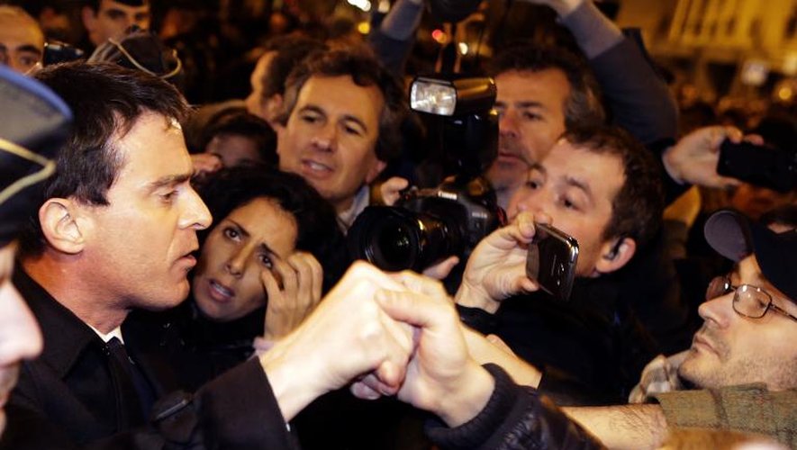 Le Premier ministre Manuel Valls serre la main de personnes participant à un rassemblement le 10 janvier 2015 Porte de Vincennes, près de la supérette casher attaquée la veille