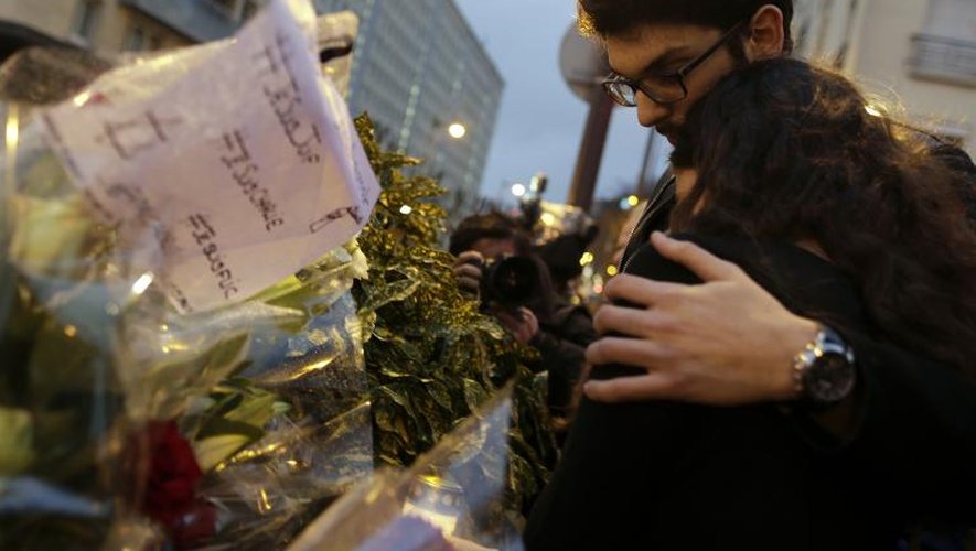 Des personnes en deuil se rassemblent à Porte de Vincennes en hommage aux victimes de la prise d'otage de vendredi le 10 janvier 2015 à Paris