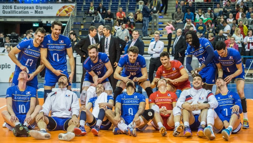 Les volleyeurs français fêtent leur victoire contre la Bulgarie lors du tournoi de qualification olympique , le 8 janvier 2016 à Berlin