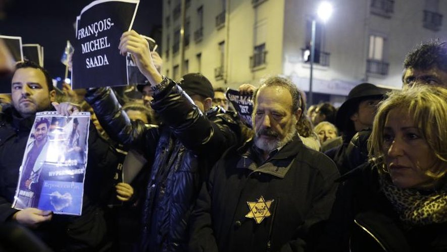 Des personnes se recueillent le 10 janvier 2015 Porte de Vincennes à Paris devant la supérette casher attaquée la veille