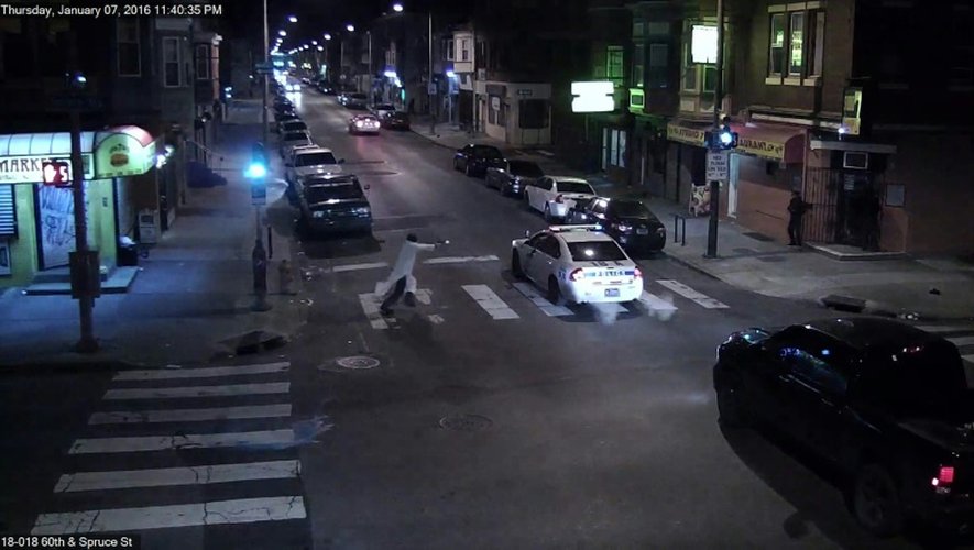 Capture d'image d'une vidéo de surveillance diffusée le 8 janvier 2016 par la police de Philadelphie et montrant un homme tirant sur un policier dans sa voiture