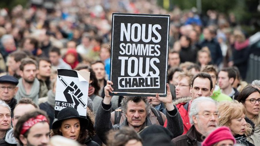 Un homme tient une pancarte "Nous sommes tous Charlie" dans une manifestation à Lille le 10 janvier 2015