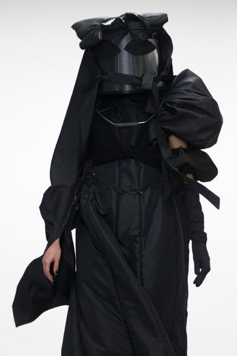 Un mannequin porte une création du designer Nazir Mazhar lors des collections automne-hiver 2016 de prêt-à-porter masculin, le 8 janvier 2016 à Londres