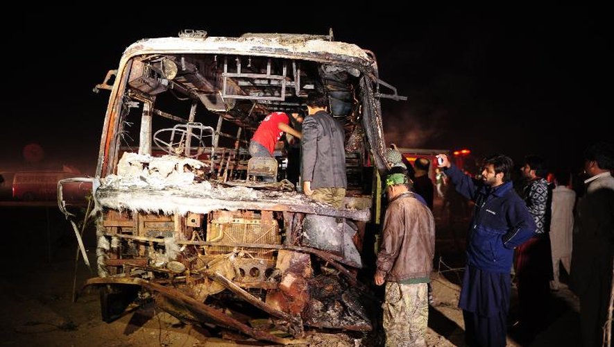 Un bus incendié après une collision avec un camion citerne le 11 janvier 2015 près de Karachi