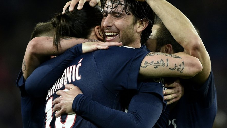 Le défenseur du PSG Maxwell félicité par Zlatan Ibrahimovic après un but contre Guingamp, le 8 mai 2015 au Parc des Princes