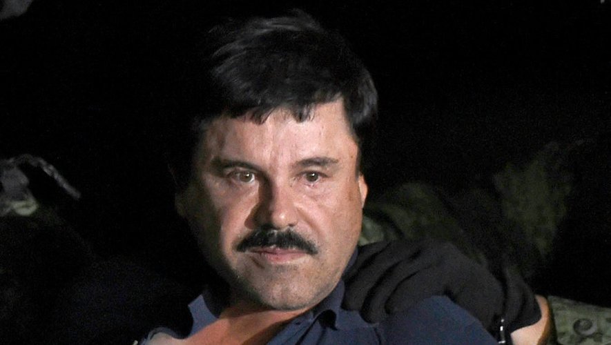 Joaquin "El Chapo" Guzman est escorté vers un hélicoptère à l'aéroport de Mexico le 8 janvier 2016 après avoir été arrêté dans l'Etat du Sinaloa