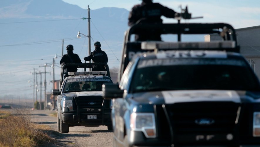 Des policiers patrouillent autour de la prison de Almoloya, le 9 janvier 2016 où est détenu le baron de la drogue "El Chapo"