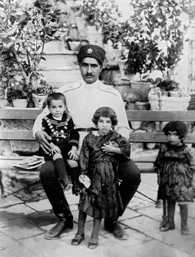 Reza Khan Pahlavi Chah (c) avec ses enfants, Mohammad Reza (g), la princesse Schams (c) et la princesse Ashraf Pahlavi (d), en 1928