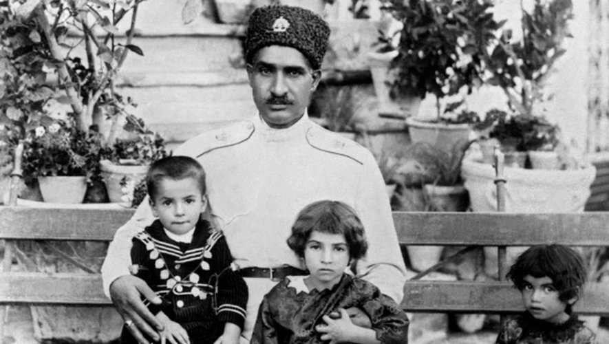 Reza Khan Pahlavi Chah (c) avec ses enfants, Mohammad Reza (g), la princesse Schams (c) et la princesse Ashraf Pahlavi (d), en 1928