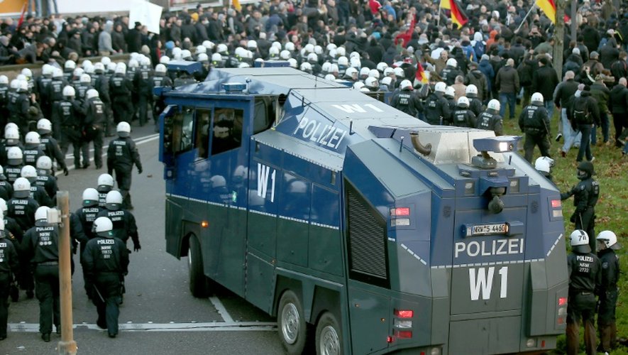 La police allemande mobilisée lors de la manifestation d'extrême droite à Cologne, le 9 janvier 2016