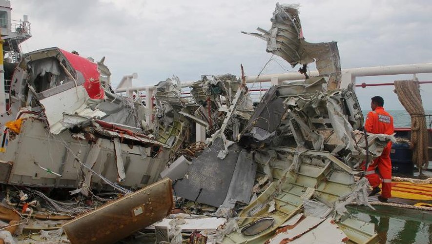 Des morceaux de la carlingue de l'avion d'AirAsia, sur le pont du bâteau Crest Onyx après avoir été repêché le 10 janvier 2015 en mer de Java