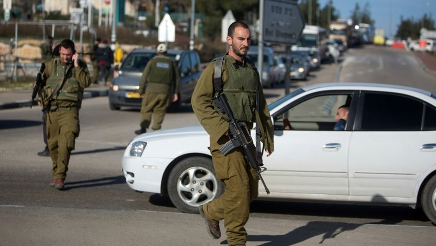 Des soldats israéliens patrouillent près du carrefour de Goush Etzion en Cisjordanie, le 5 janvier 2016