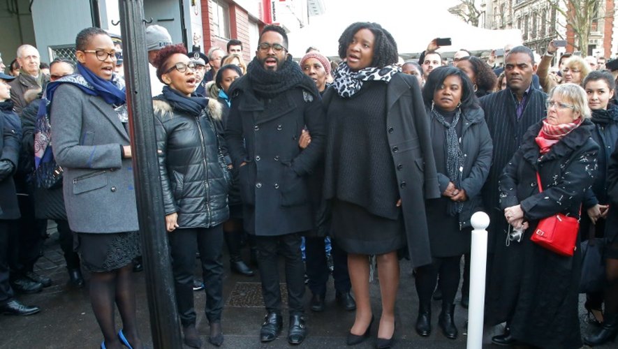 Des proches de Clarissa Jean-Philippe rendent hommage à la policière tuée il y a un an, le 9 janvier 2016 à Montrouge près de Paris