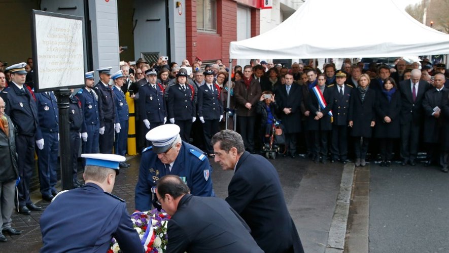 Le président français François Hollande et le maire de Montrouge déposent une couronne en hommage à la policière municipale tuée il y a un an, le 9 janvier 2016 à Montrouge